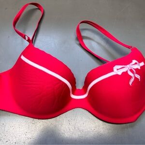 Vintage 2000’s Victorias Secret 
Women's Red Bra with Bow Accent